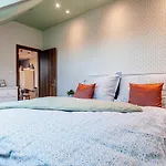 Attic On Waterfront / View / Netflix *
