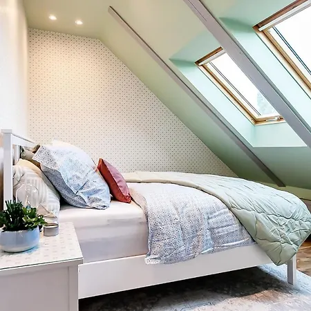 Attic On Waterfront / View / Netflix