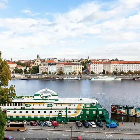 Attic On Waterfront / View / Netflix Appartement Praag